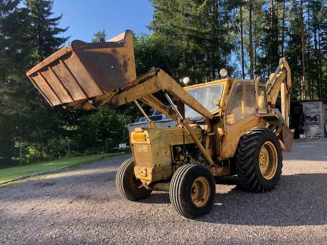 Ford&nbsp;3.3 Kaivurikuormaaja-traktori 4X2